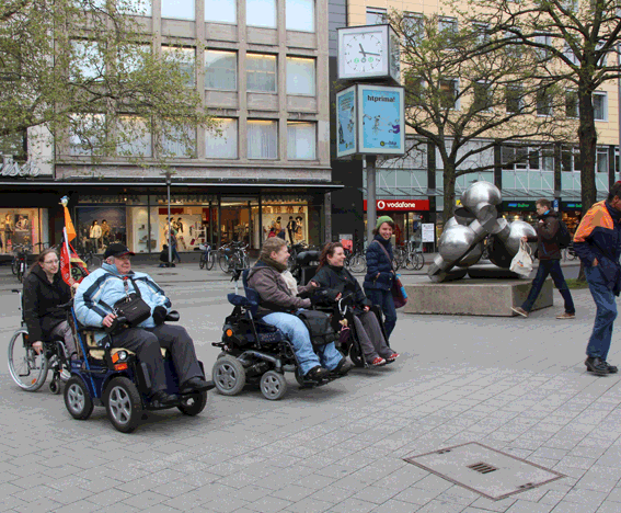 Rollstuhltestfahrt in der Innenstadt von Hannover
